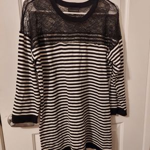 Methaphor Black and white top